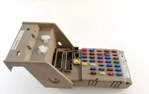 Subaru Impreza II Fuse module 82201FG010 KL2556