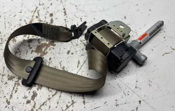 Volvo S80 Rear seatbelt 