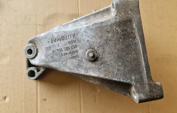 Volkswagen Golf III Engine mounting bracket 357199354K