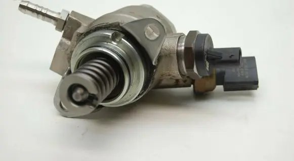 Audi Q5 SQ5 Fuel injection high pressure pump 06E127025N