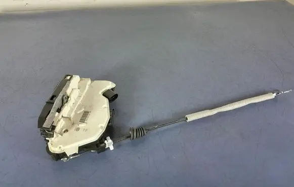 Volkswagen Tiguan Front door lock 5N1837016F