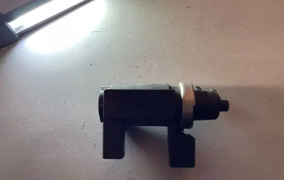 Audi A6 S6 C6 4F Vacuum valve 8E0906628