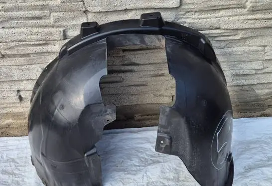 Front wheel arch liner splash guards