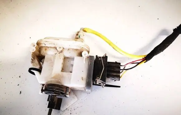 Volkswagen PASSAT B4 Central locking vacuum pump 3a0862153b