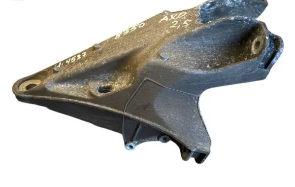 Volkswagen Transporter - Caravelle T5 Engine mounting bracket 7H0199370M 7H0199370L