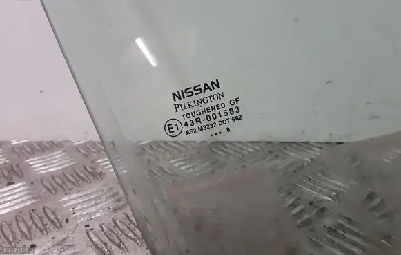 Nissan Micra C+C Front door window glass four-door 43R001583