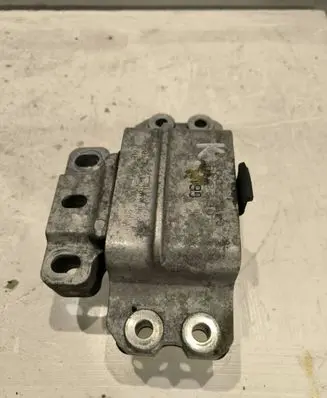 Volkswagen PASSAT B6 Engine mount bracket 3c0199555