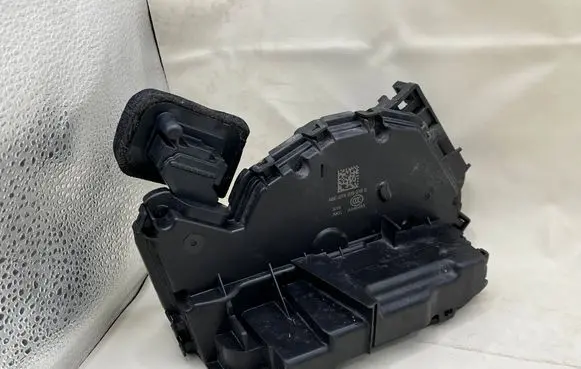 Nissan Qashqai Rear glass lock/latch C390 5TA839016E
