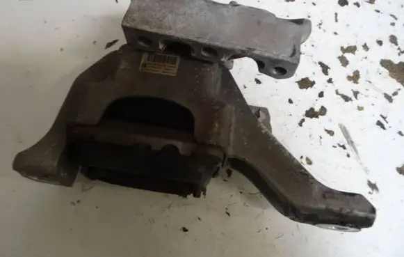 Mini Paceman (R61) Engine mount bracket 6779805-01