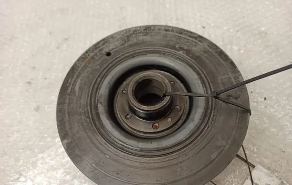 BMW 7 E38 Crankshaft pulley 2246510A 2246510