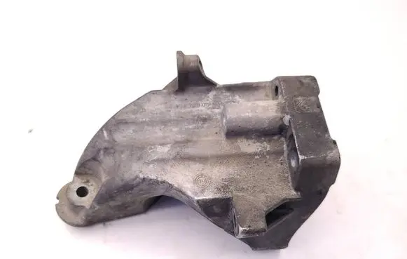 Engine mounting bracket