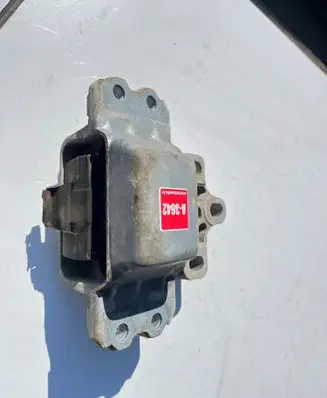 Volkswagen PASSAT B7 Engine mount bracket 1K0199555AQ