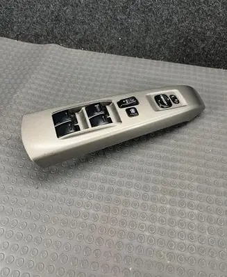 Toyota Prius (XW20) Electric window control switch 8482047050