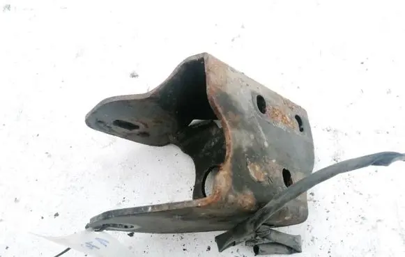 Mazda 323 Engine mounting bracket
