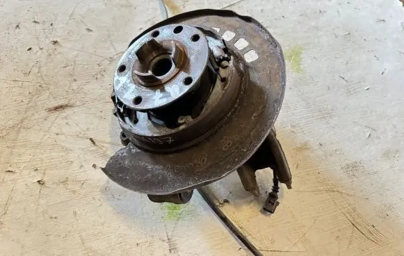 Rear wheel hub spindle/knuckle