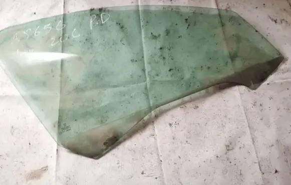 Peugeot 206 Front door window glass four-door as2