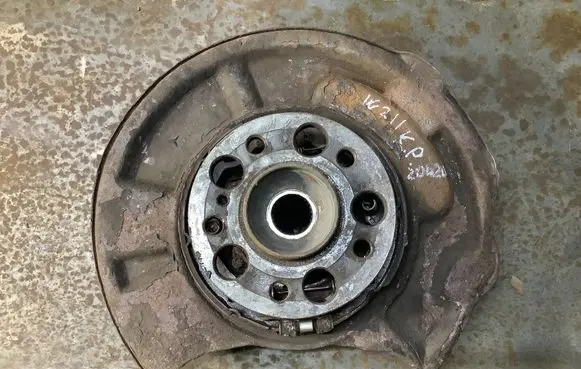 Mercedes-Benz E W211 Rear wheel hub