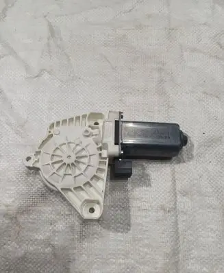 Volkswagen PASSAT B8 Front door window regulator motor 5Q4959802B 1036C22941100 159430241032