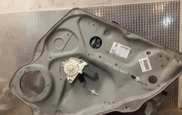 Mercedes-Benz B W245 Rear window lifting mechanism without motor A1697301679 1697301679