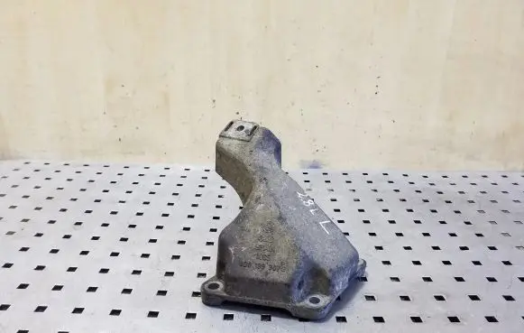 Audi A6 S6 C5 4B Engine mounting bracket 8D0199307G