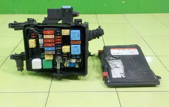 Citroen C4 II Picasso Fuse box set BEZPIECZNIKOW UP255