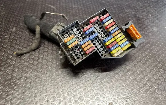 Volkswagen Touareg I Fuse module 7L0941828
