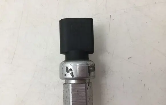Volkswagen PASSAT B6 Air conditioning (A/C) pressure sensor 1J0959126