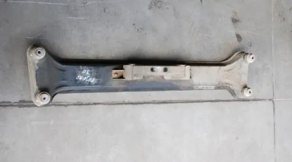 Mitsubishi Pajero Gearbox mounting bracket 170KM