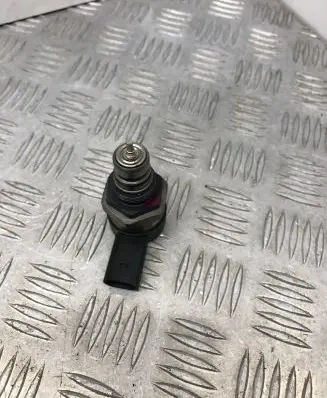 BMW 5 E60 E61 Fuel pressure regulator 0281002481 25467936