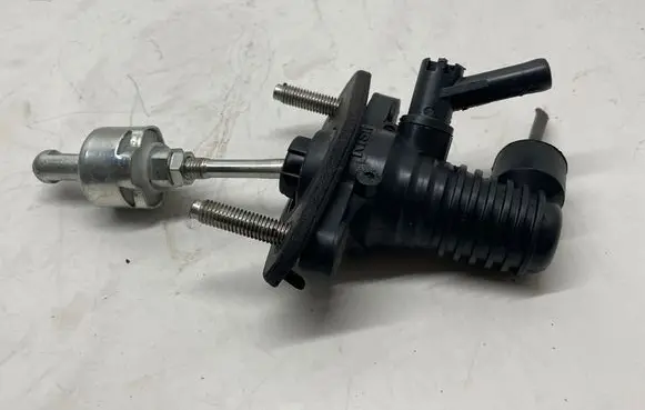 Toyota RAV 4 (XA40) Clutch master cylinder