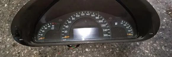 Mercedes-Benz C W203 Speedometer (instrument cluster) A2035403411