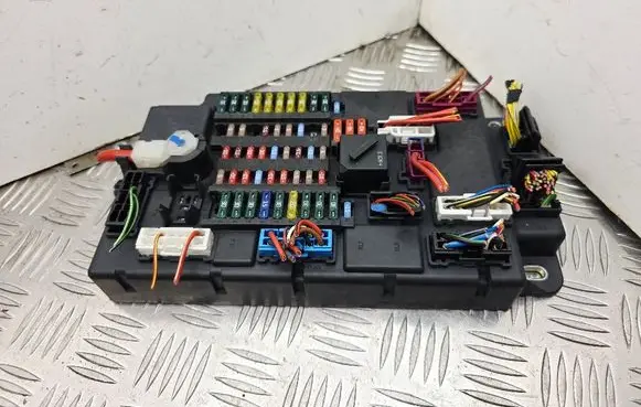 Mini Cooper Countryman R60 Fuse module 9813233 61359813233