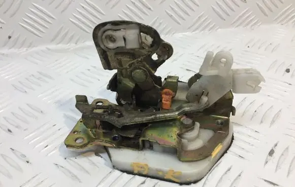 Mitsubishi Pajero Sport I Rear door lock 04921