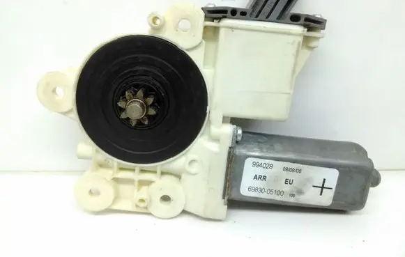 Toyota Avensis T250 Rear door window regulator motor 6983005100