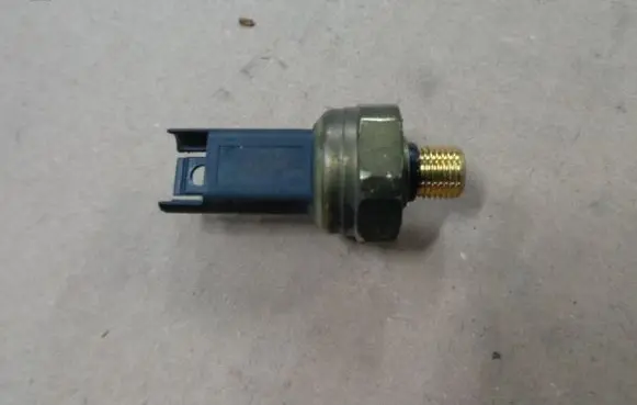 BMW 1 E81 E87 Fuel pressure sensor 7547883