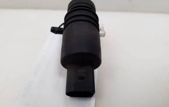 Volkswagen PASSAT B5 Windscreen/windshield washer pump 