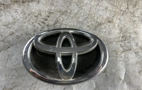 Toyota Corolla Verso E121 Manufacturer badge logo/emblem 7531113170