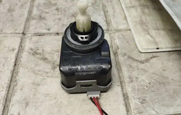 Skoda Fabia Mk1 (6Y) Headlight level adjustment motor 6Y0941295