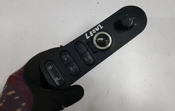 Seat Leon (1P) Wing mirror switch 