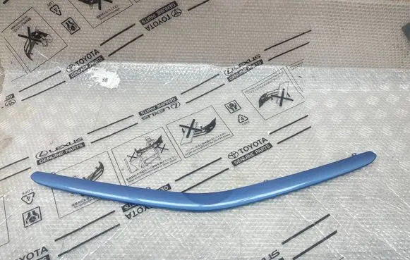 Toyota Prius (XW20) Front bumper upper radiator grill 5271147010