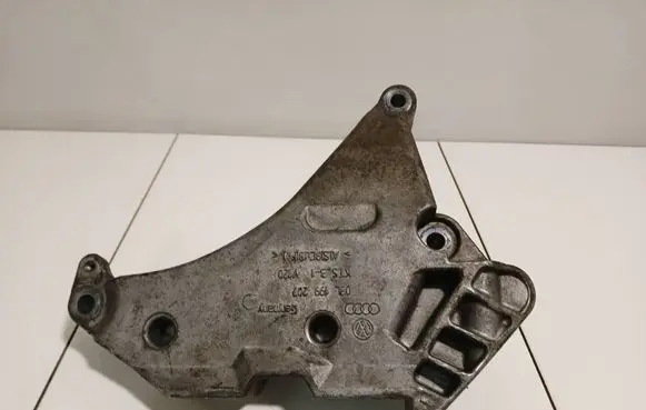 Volkswagen PASSAT B6 Engine mounting bracket 03L199207 Y7S31V120
