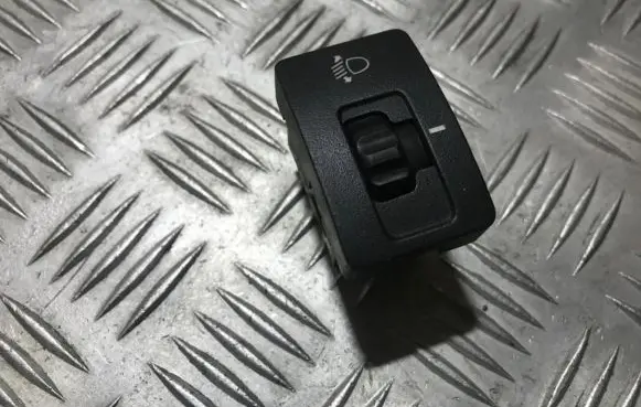 Hyundai Accent Headlight level height control switch 9337023500 93370-23500