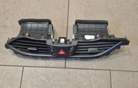 Hyundai i30 Dash center air vent grill 97410G4000