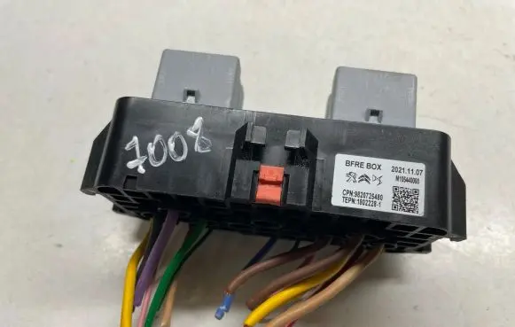 Peugeot 3008 I Fuse module 9820725480