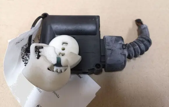 Audi A6 S6 C6 4F Air flap motor/actuator 0132801359