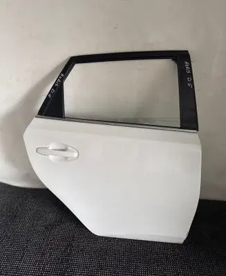 Toyota Auris E180 Rear door 070