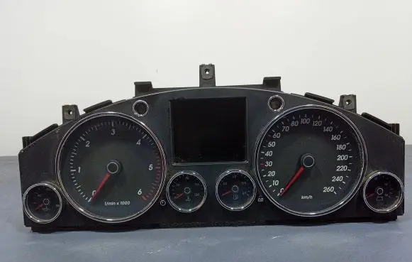 Volkswagen Touareg I Speedometer (instrument cluster) 7L6920881A