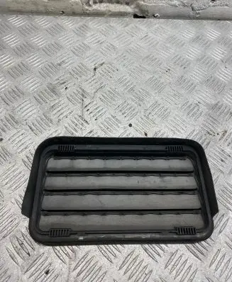 Quarter panel pressure vent