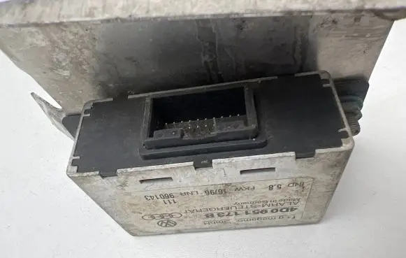 Audi A4 S4 B5 8D Alarm control unit/module 4D0951173B