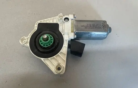 Mercedes-Benz CLS C218 X218 Front door window regulator motor A2078200542